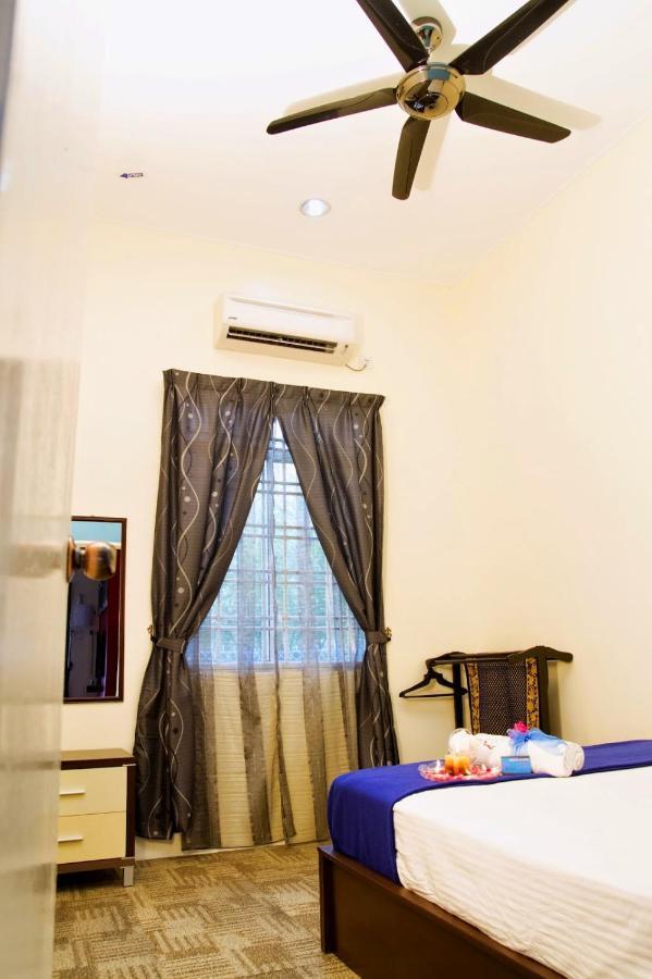 Homestay Hj Esmon Parit Raja Uthm Batu Pahat Exterior photo