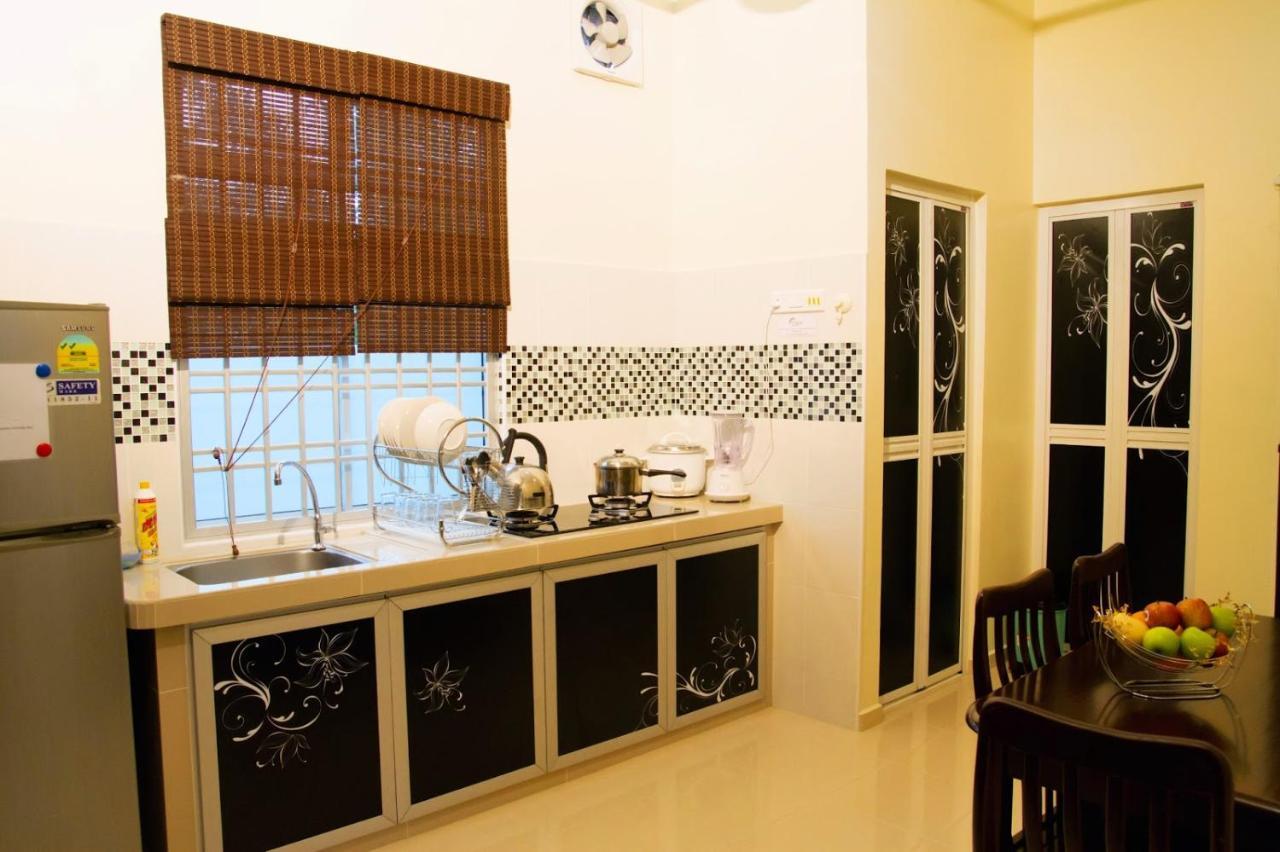Homestay Hj Esmon Parit Raja Uthm Batu Pahat Exterior photo