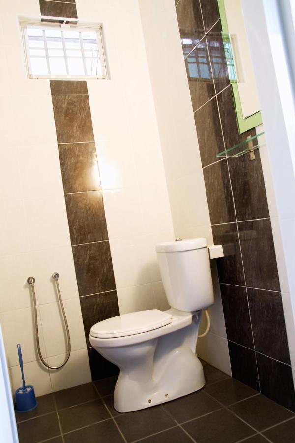 Homestay Hj Esmon Parit Raja Uthm Batu Pahat Exterior photo